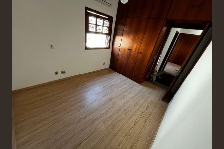 Casa de condomínio à venda com 600m², 5 quartos e 4 vagas Casa de condomínio à venda com 600m², 5 quartos e 4 vagasQuarto 5