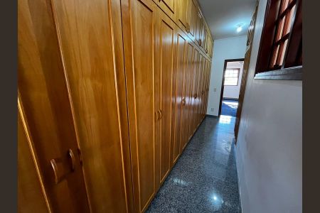 Casa de condomínio à venda com 600m², 5 quartos e 4 vagas Casa de condomínio à venda com 600m², 5 quartos e 4 vagasCorredor