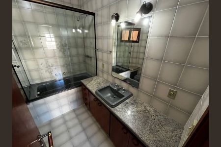 Casa de condomínio à venda com 600m², 5 quartos e 4 vagas Casa de condomínio à venda com 600m², 5 quartos e 4 vagasBanheiro 1