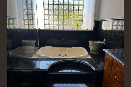 Casa de condomínio à venda com 600m², 5 quartos e 4 vagas Casa de condomínio à venda com 600m², 5 quartos e 4 vagasBanheiro 7