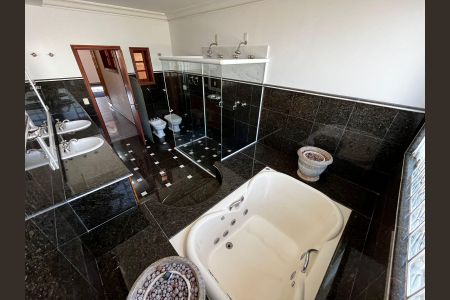 Casa de condomínio à venda com 600m², 5 quartos e 4 vagas Casa de condomínio à venda com 600m², 5 quartos e 4 vagasBanheiro 7