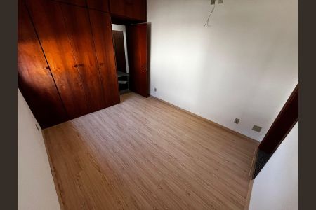 Casa de condomínio à venda com 600m², 5 quartos e 4 vagas Casa de condomínio à venda com 600m², 5 quartos e 4 vagasQuarto 4