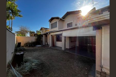 Casa de condomínio à venda com 600m², 5 quartos e 4 vagas Casa de condomínio à venda com 600m², 5 quartos e 4 vagasFachada