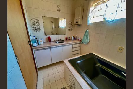 Casa à venda com 329m², 3 quartos e 8 vagas Casa à venda com 329m², 3 quartos e 8 vagasBanheiro da Suíte