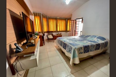 Casa à venda com 329m², 3 quartos e 8 vagas Casa à venda com 329m², 3 quartos e 8 vagasQuarto 2