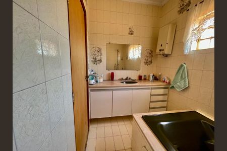 Casa à venda com 329m², 3 quartos e 8 vagas Casa à venda com 329m², 3 quartos e 8 vagasBanheiro da Suíte