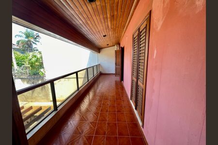 Casa à venda com 329m², 3 quartos e 8 vagas Casa à venda com 329m², 3 quartos e 8 vagasSacada