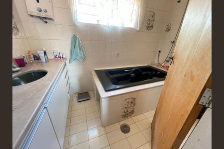 Casa à venda com 329m², 3 quartos e 8 vagas Casa à venda com 329m², 3 quartos e 8 vagasBanheiro da Suíte