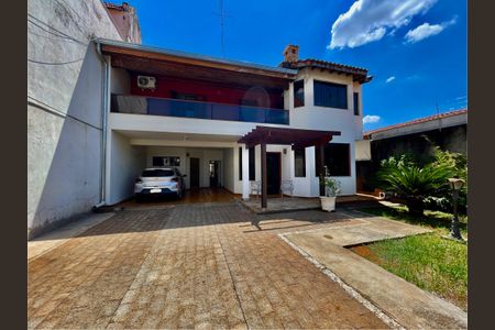 Casa à venda com 329m², 3 quartos e 8 vagas Casa à venda com 329m², 3 quartos e 8 vagasFachada