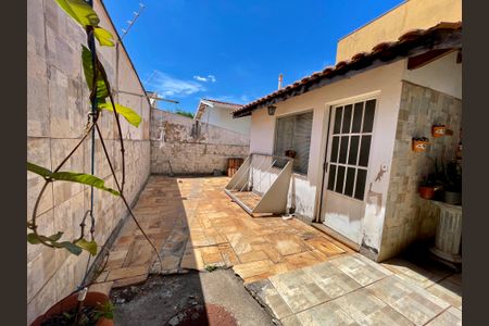 Casa à venda com 329m², 3 quartos e 8 vagas Casa à venda com 329m², 3 quartos e 8 vagasQuintal