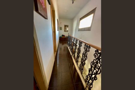 Casa à venda com 329m², 3 quartos e 8 vagas Casa à venda com 329m², 3 quartos e 8 vagasEscada