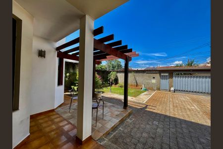 Casa à venda com 329m², 3 quartos e 8 vagas Casa à venda com 329m², 3 quartos e 8 vagasGaragem