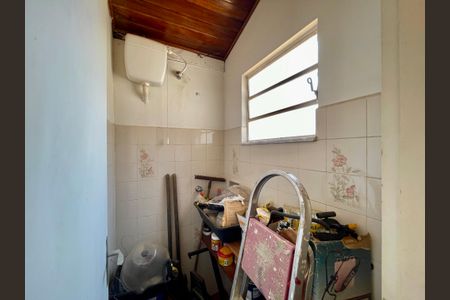 Casa à venda com 329m², 3 quartos e 8 vagas Casa à venda com 329m², 3 quartos e 8 vagasBanheiro de serviço