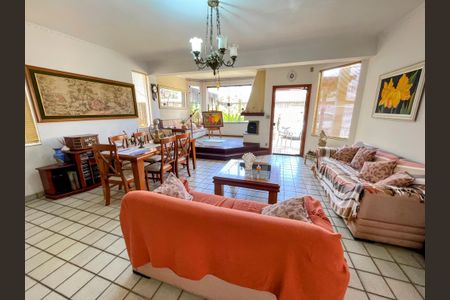 Casa à venda com 329m², 3 quartos e 8 vagas Casa à venda com 329m², 3 quartos e 8 vagasSala