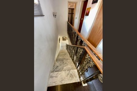 Casa à venda com 329m², 3 quartos e 8 vagas Casa à venda com 329m², 3 quartos e 8 vagasEscada