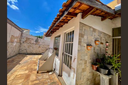 Casa à venda com 329m², 3 quartos e 8 vagas Casa à venda com 329m², 3 quartos e 8 vagasQuintal