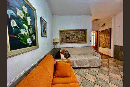 Casa à venda com 329m², 3 quartos e 8 vagas Casa à venda com 329m², 3 quartos e 8 vagasSala de TV