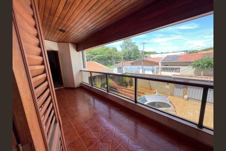 Casa à venda com 329m², 3 quartos e 8 vagas Casa à venda com 329m², 3 quartos e 8 vagasSuíte