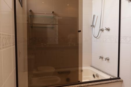 Apartamento à venda com 180m², 3 quartos e 4 vagasBanheiro da suite principal