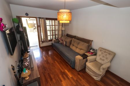 Casa à venda com 110m², 2 quartos e 2 vagas Casa à venda com 110m², 2 quartos e 2 vagasSala