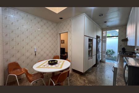 Casa para alugar com 485m², 4 quartos e 4 vagas Casa para alugar com 485m², 4 quartos e 4 vagasCopa