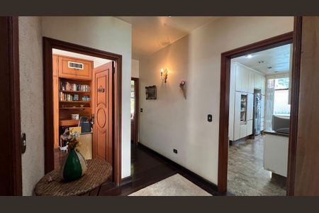 Casa para alugar com 485m², 4 quartos e 4 vagas Casa para alugar com 485m², 4 quartos e 4 vagasCorredor