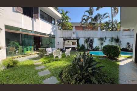 Casa para alugar com 485m², 4 quartos e 4 vagas Casa para alugar com 485m², 4 quartos e 4 vagasQuintal