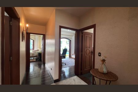 Casa para alugar com 485m², 4 quartos e 4 vagas Casa para alugar com 485m², 4 quartos e 4 vagasCorredor