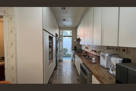 Casa para alugar com 485m², 4 quartos e 4 vagas Casa para alugar com 485m², 4 quartos e 4 vagasCozinha