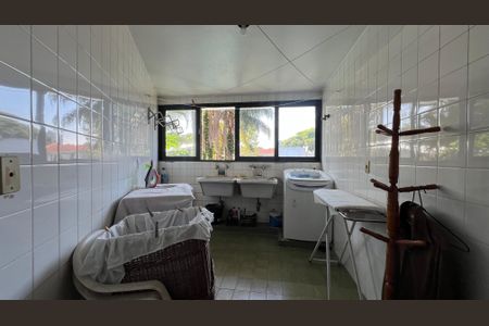 Casa para alugar com 485m², 4 quartos e 4 vagas Casa para alugar com 485m², 4 quartos e 4 vagasLavanderia