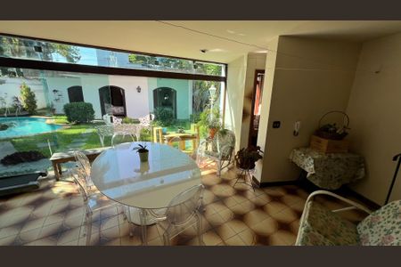 Casa para alugar com 485m², 4 quartos e 4 vagas Casa para alugar com 485m², 4 quartos e 4 vagasÁrea comum - Salão