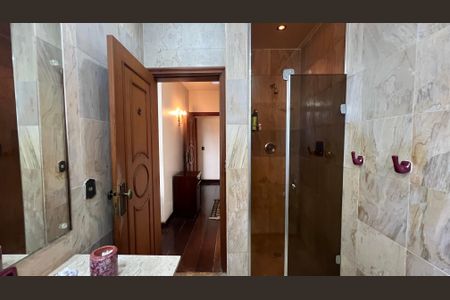 Casa para alugar com 485m², 4 quartos e 4 vagas Casa para alugar com 485m², 4 quartos e 4 vagasBanheiro da Suíte