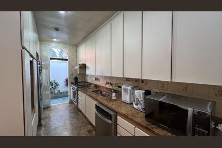 Casa para alugar com 485m², 4 quartos e 4 vagas Casa para alugar com 485m², 4 quartos e 4 vagasCozinha