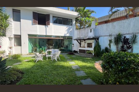 Casa para alugar com 485m², 4 quartos e 4 vagas Casa para alugar com 485m², 4 quartos e 4 vagasQuintal