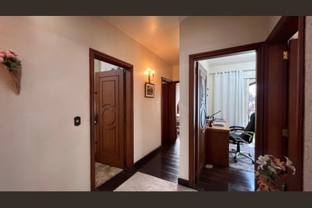 Casa para alugar com 485m², 4 quartos e 4 vagas Casa para alugar com 485m², 4 quartos e 4 vagasCorredor