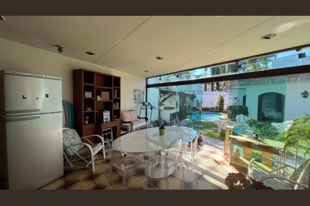 Casa para alugar com 485m², 4 quartos e 4 vagas Casa para alugar com 485m², 4 quartos e 4 vagasÁrea comum - Salão