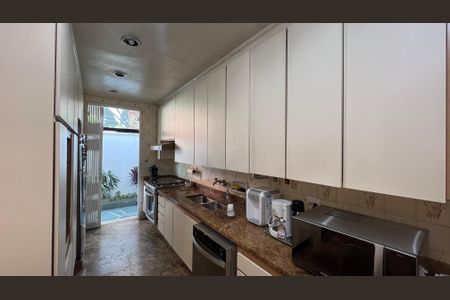 Casa para alugar com 485m², 4 quartos e 4 vagas Casa para alugar com 485m², 4 quartos e 4 vagasCozinha