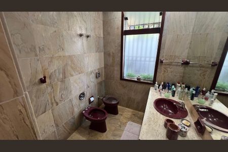 Casa para alugar com 485m², 4 quartos e 4 vagas Casa para alugar com 485m², 4 quartos e 4 vagasBanheiro da Suíte