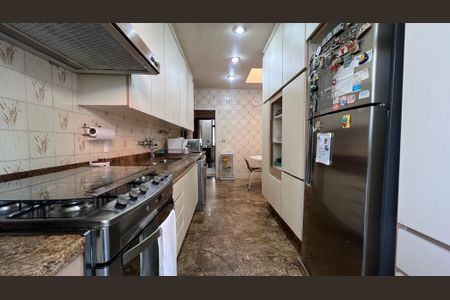 Casa para alugar com 485m², 4 quartos e 4 vagas Casa para alugar com 485m², 4 quartos e 4 vagasCozinha