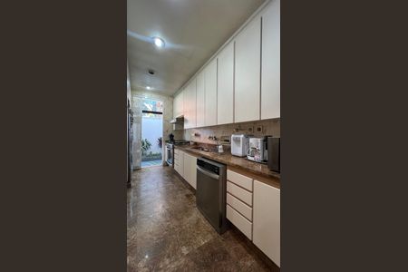 Casa para alugar com 485m², 4 quartos e 4 vagas Casa para alugar com 485m², 4 quartos e 4 vagasCozinha