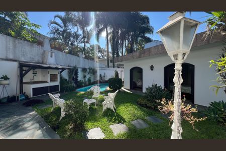 Casa para alugar com 485m², 4 quartos e 4 vagas Casa para alugar com 485m², 4 quartos e 4 vagasQuintal