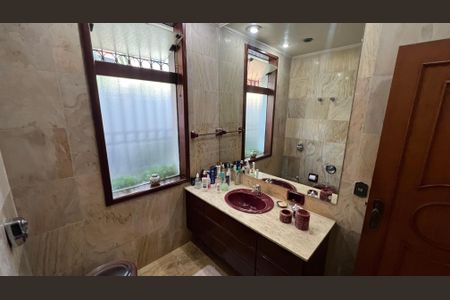 Casa para alugar com 485m², 4 quartos e 4 vagas Casa para alugar com 485m², 4 quartos e 4 vagasBanheiro da Suíte