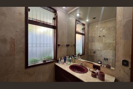 Casa para alugar com 485m², 4 quartos e 4 vagas Casa para alugar com 485m², 4 quartos e 4 vagasBanheiro da Suíte