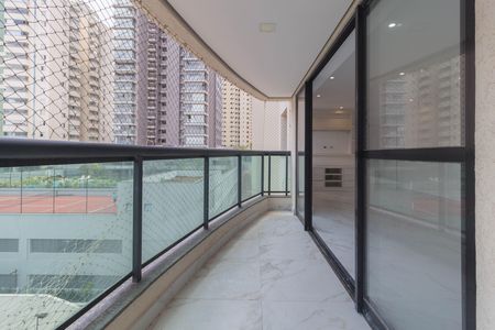 Apartamento para alugar com 105m², 2 quartos e 3 vagas Apartamento para alugar com 105m², 2 quartos e 3 vagasVaranda