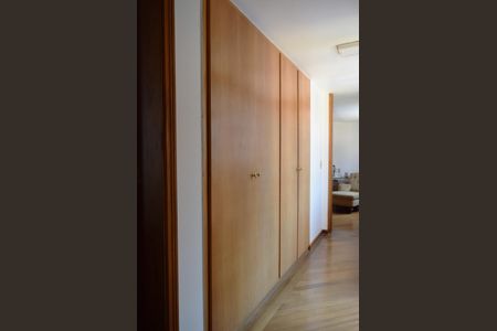 Casa à venda com 535m², 4 quartos e 4 vagasArmário corredor íntimo