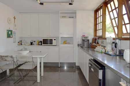 Casa à venda com 535m², 4 quartos e 4 vagasCozinha