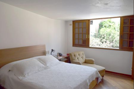 Casa à venda com 535m², 4 quartos e 4 vagasSuíte 2