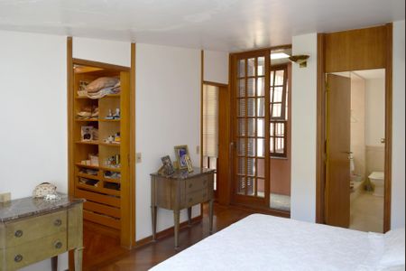 Casa à venda com 535m², 4 quartos e 4 vagasSuíte 2