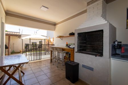 Casa à venda com 328m², 5 quartos e 4 vagas Casa à venda com 328m², 5 quartos e 4 vagasEspaço Gourmet