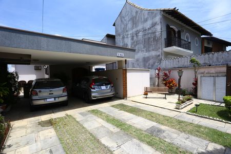 Casa à venda com 442m², 3 quartos e 4 vagas Casa à venda com 442m², 3 quartos e 4 vagasFachada